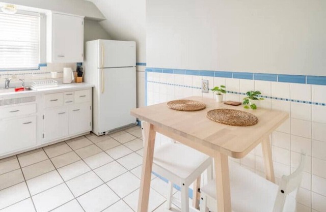Rare Find Cozy 2 Bedroom Close to Downtownn