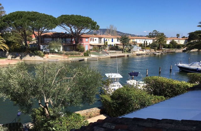 Rare, fisherman's house with 2 bedrooms, large terrace and mooring.