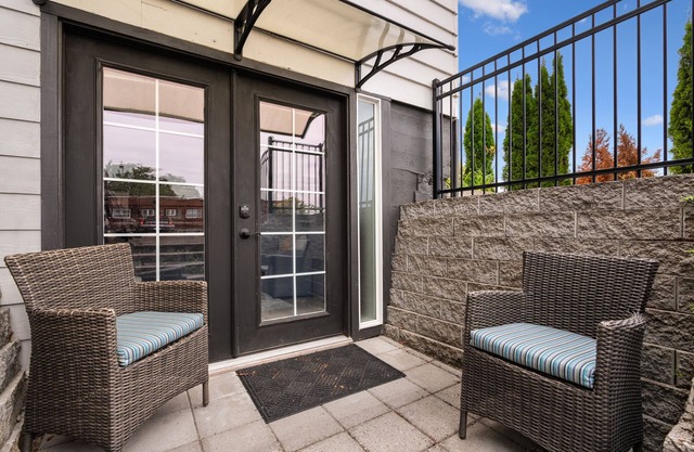Rare Redesign Cozy & Clean Space , Quaint local DT location