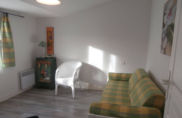 RARE SAINT MARTIN DE RE HOUSE 6 PERS PARKING GARDEN 200M FROM PORT AND SHOPS.