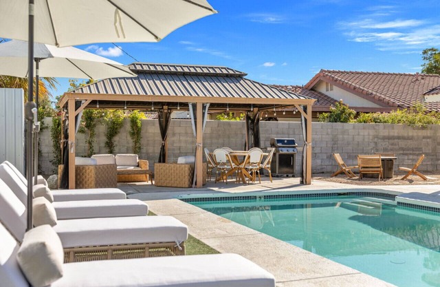 Rather Be Desert Getaway: Pool, Hub Tub & Sunshine