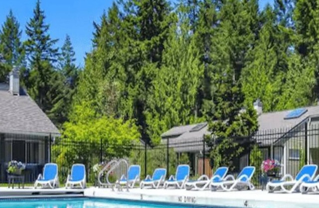* Rathtrevor Beach, Heated Pool + Hot Tub - Parksville B.C . Sleeps 6