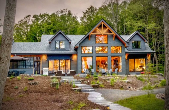 Recently built high end very private Lakefront family cottage