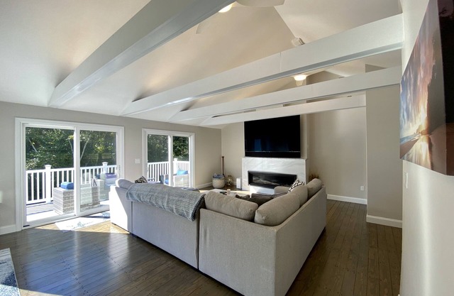 Recently Remodeled 4 bedroom-sleeps-10 with A/C-just one mile to the beach!