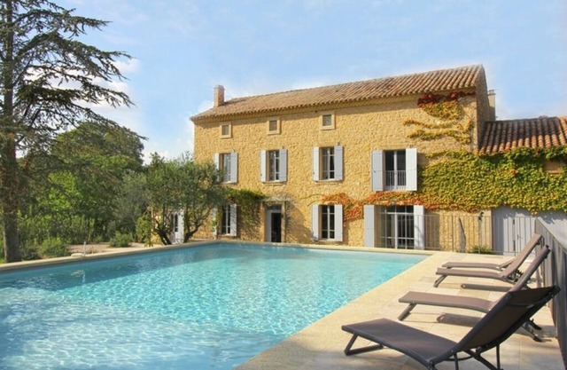 Recently renovated 19th century wine estate, at the foot of Mont Ventoux