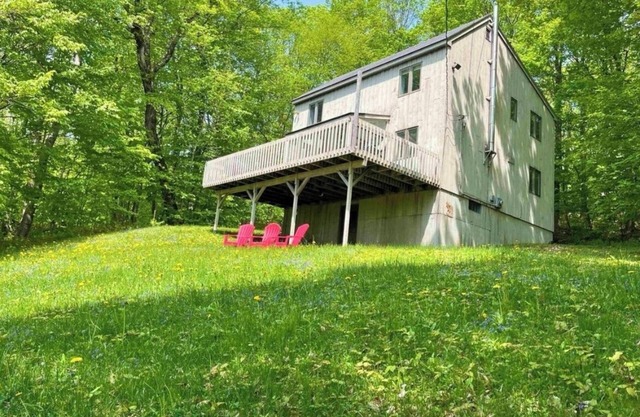 Recently Renovated Spacious 4BR with POOL, GAME ROOM, LAKE minutes to MOUNT SNOW