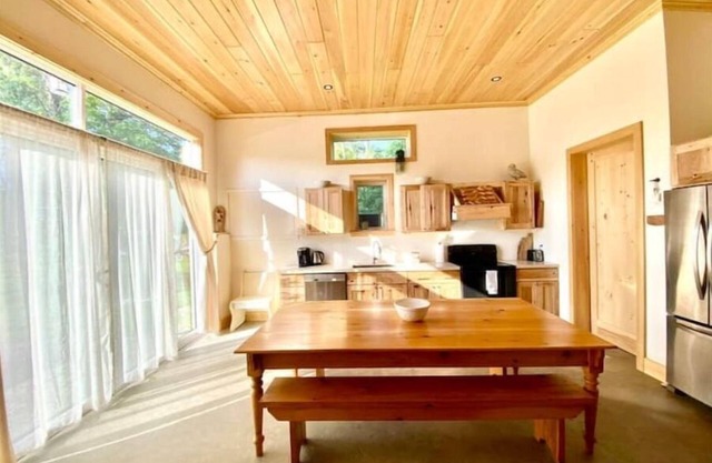 Red cabin on the river, w/a 3 story “bunkbed room”