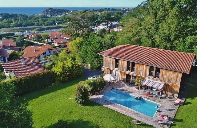 Red cedar villa with stuning views at the ocean and mountains