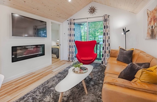 Red Fox - 2 Bedroom Vibrant Cottage
