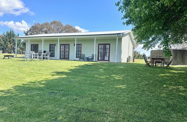 Red Hill Farmstay Bathurst, 3BR Country Stay, only minutes to CBD. Sleeps 8