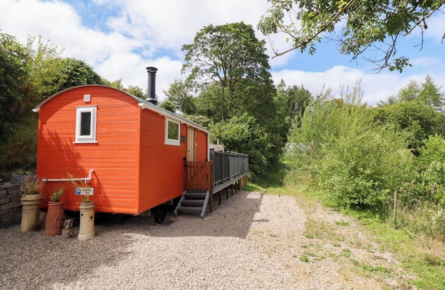 RED KITE AT WILD VALLEY HUTS, pet friendly in Llanrhaeadr-Ym-Mochnant