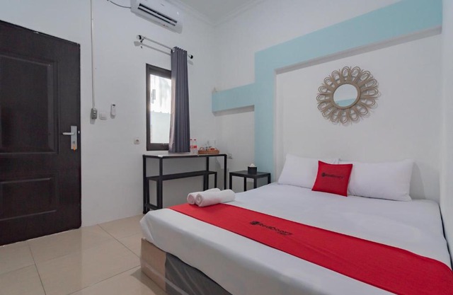 RedDoorz at Jalan Otista Karawang