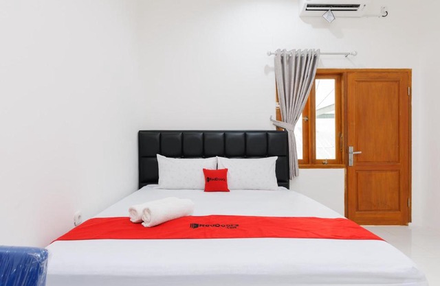 RedDoorz Syariah @ Sakura Hotel Duren Sawit