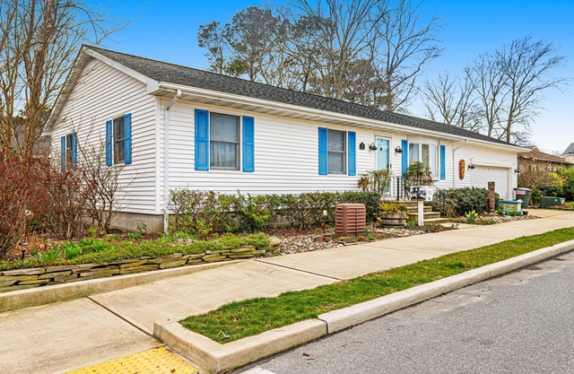 Refreshing home near the beach w/tropical bar, washer/dryer, gas grill, & A/C