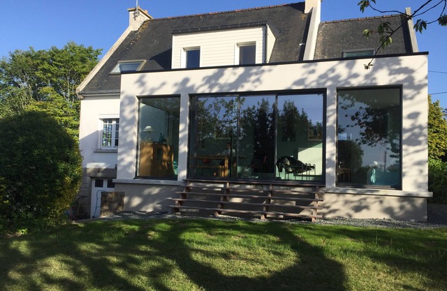Refurbished villa, 4 bedrooms, 5 minutes walk from the beach