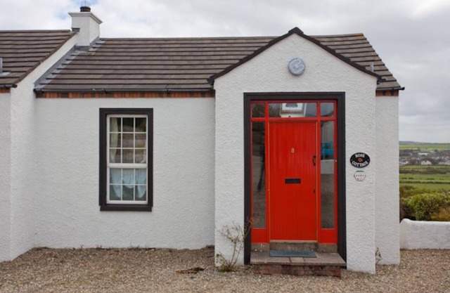 REFURBISHED DEC 2024 - new carpets & sofas * Located In Heart Of Antrim Coast