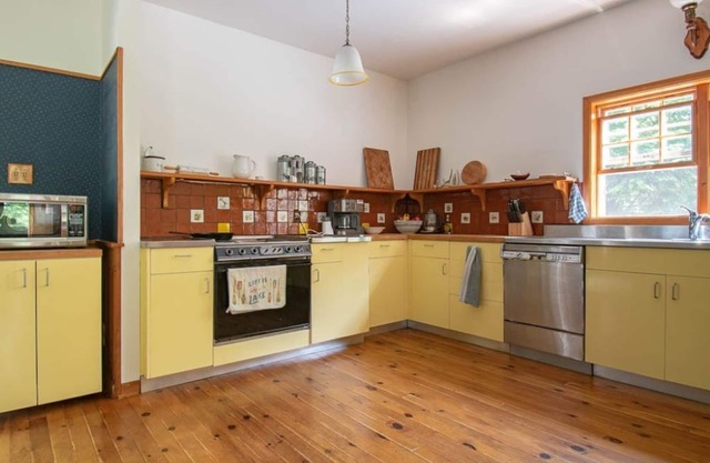 Regally rustic, spacious 2-home waterfront getaway for 16+ with total privacy.