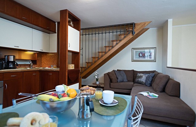 Regarda - "Il Borgo 48" with 3 bedrooms, 2 bathrooms, garage in Bardolino city center