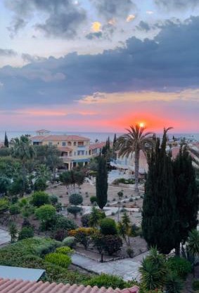 Regina Gardens Sunset with Fast Free Wi-Fi and Late Check-Out