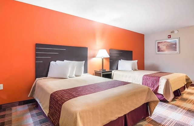 Relax and Recharge! Free Parking, Minutes to Heritage Park & River Line Park