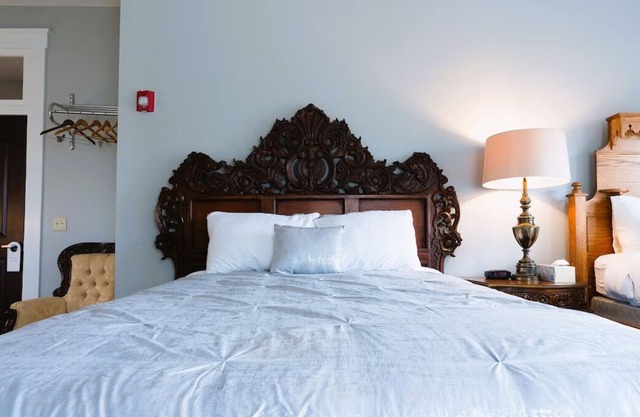 Relax and Recharge! Free Onsite Parking, Short Drive to Lake Katherine