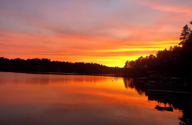 Relax and Unwind at Our Cozy Lakeside Cottage on Berry Bay