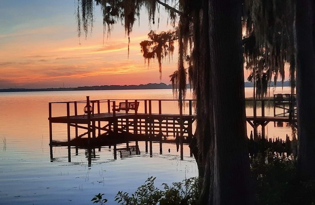 Relax by Lake Eustis in your cozy 2-bedroom retreat.10%discount for 7 day rental