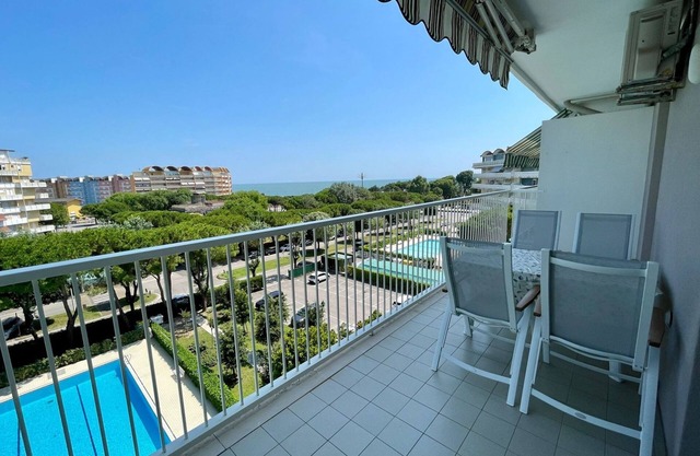 Relax in a our pool view apartment - Beahost