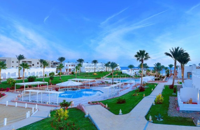 Relax in a Beachfront Resort w/Pools, Live Shows & Snorkeling l 3 Family Rooms