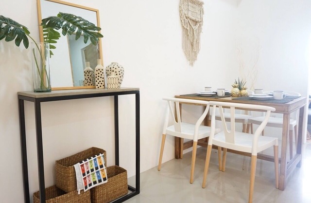 Relax in a Tropical Themed Condo in QC (w/Netflix HD+Free Access to Pool & Gym)