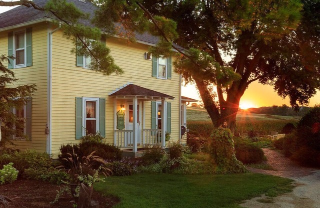 Relax near Elroy-Sparta State Bike Trail 12 min Sparta 1-Bed Vacation Home