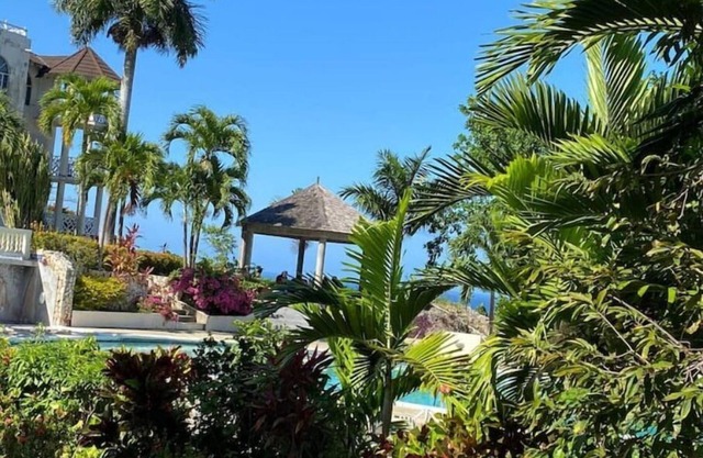 Relax with us Casa de Columbus!n5- mins from the beach and other fun activities!