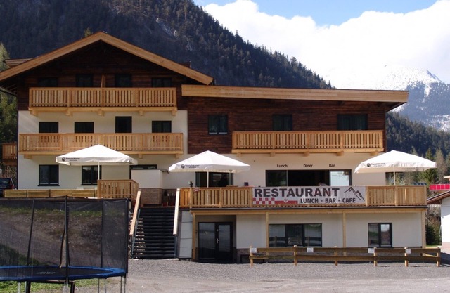 Relax wonderfully and into an apartment with a view of the slopes/mountains.
