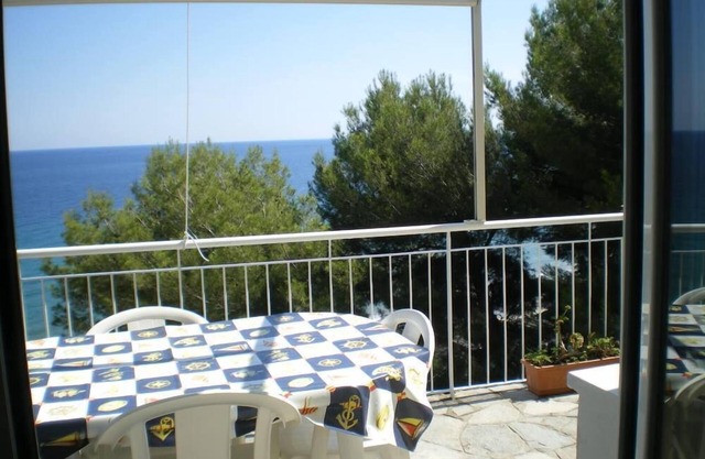 Relaxation vacations among the green pines and the blue sea