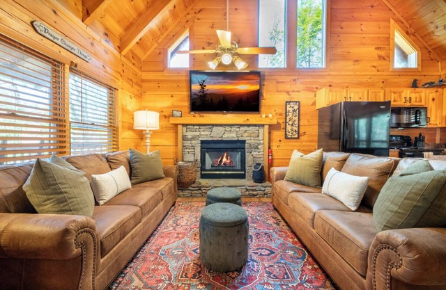 *Relaxing 2BD Cabin w/HOT TUB! Games + Near TOWN*