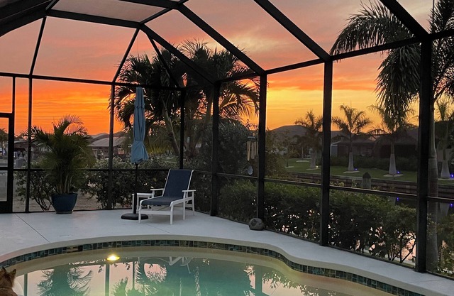 Relaxing 3 Bedroom - On the canal, private pool, boat dock & access to the gulf.