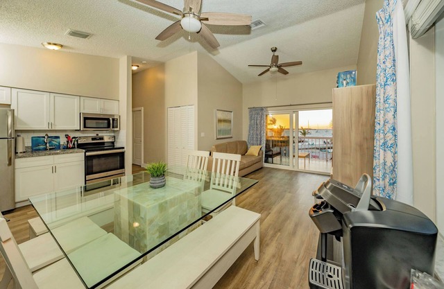 Relaxing Beach Getaway! Cozy King Suite Stay!