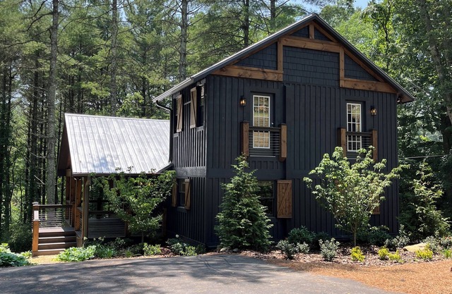 Relaxing Bright Mountain Getaway w/Hot tub - Newly Renovated Cashiers Area Home