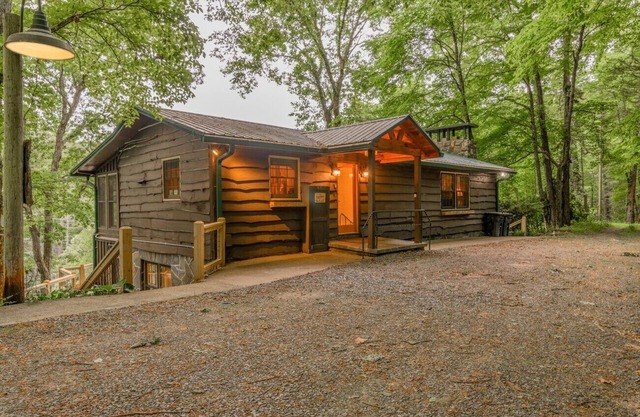 Relaxing cabin w/river views, hot tub, game and sun rooms. 15 min. to Blue Ridge