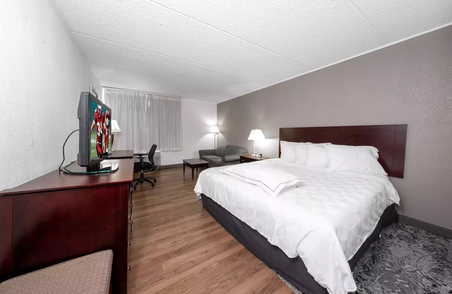 Relaxing Carteret Getaway! Restaurant, Free Parking & Pet-friendly!