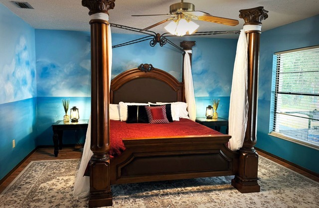 Relaxing Country Farmhouse with Hot Tub and Goats Sleeps 12