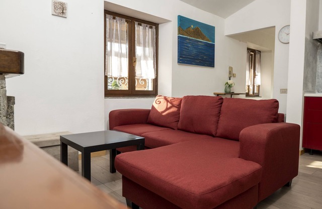 Relaxing dwelling overlooking Lake Maggiore in the historic center of Dormelletto