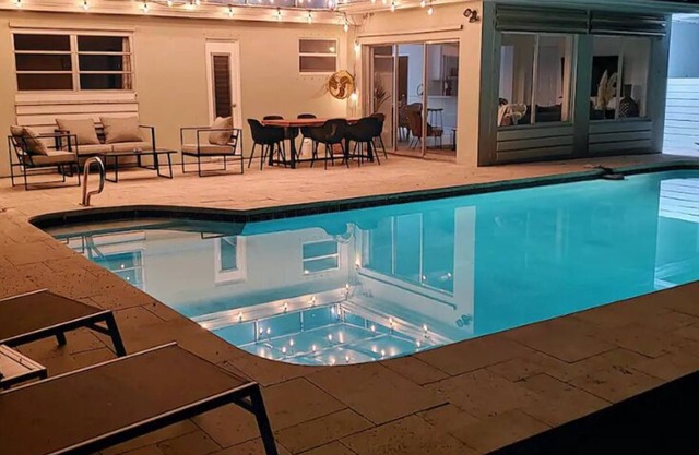 Relaxing Family vacation with Pool near Cruise, Airport, beach, downtown