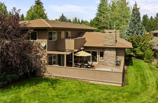 Relaxing gem on the green! Hot tub! Double Suite!