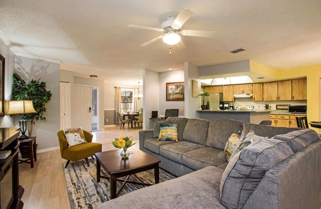 Relaxing Getaway: King Bed, Hot Tub, Pool Table, Ping Pong & Peaceful Yard!