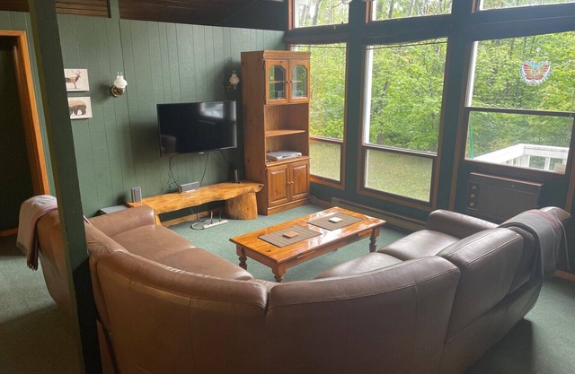 Relaxing Hillside Beach Cottage - Lake Winnipeg