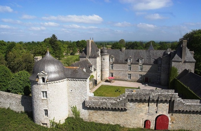 Relaxing holiday in the castle with its own park and lake landscape