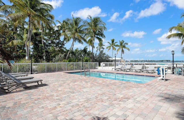Relaxing King Stay with Pool & Beach - Pet Friendly | Free Parking!
