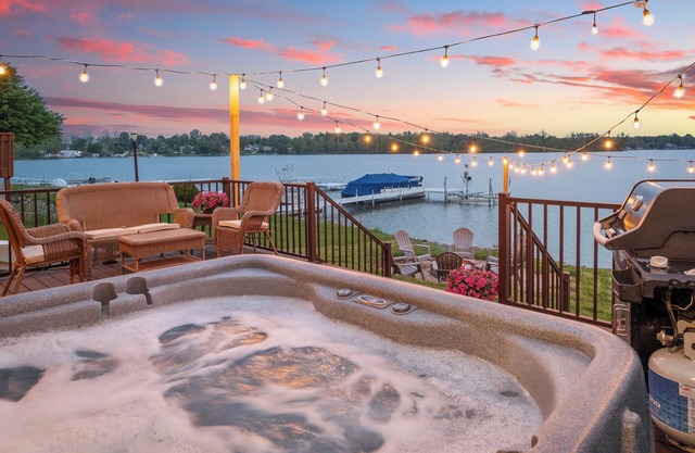 Relaxing Lakefront Cottage-Kayaks, Hot Tub, Firepit & Dock