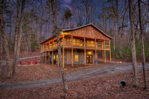 Relaxing, Modern Cabin w/Hot Tub and Game Room